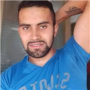 Profesor de español imparte clases para los estudiantes de todos los grados virtual